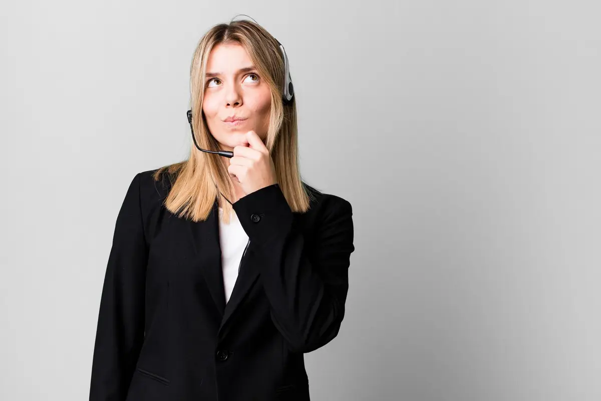 Frau vom Telefoncenter am grübeln