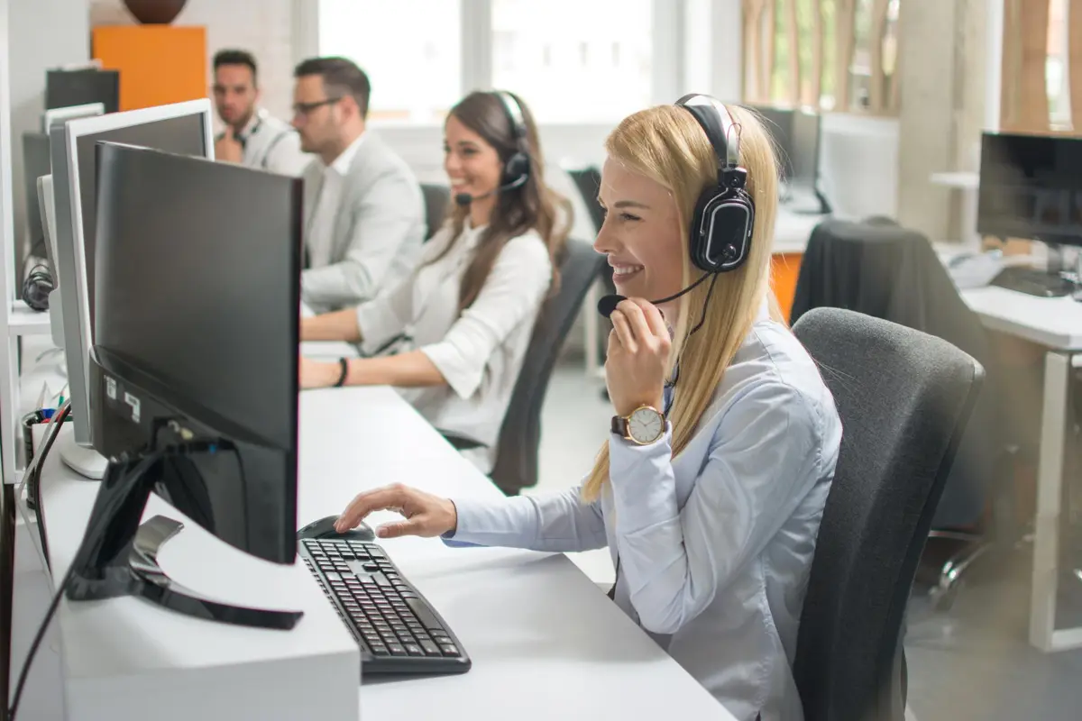 Frau vom Callcenter bei der Arbeit